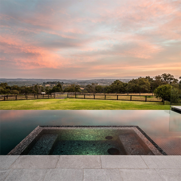 spa integrado en piscina infinita, por Apex Pools and Spas, al atardecer