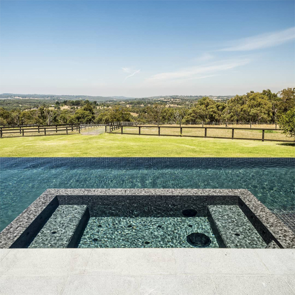 spa integrado en piscina infinita, por Apex Pools and Spas