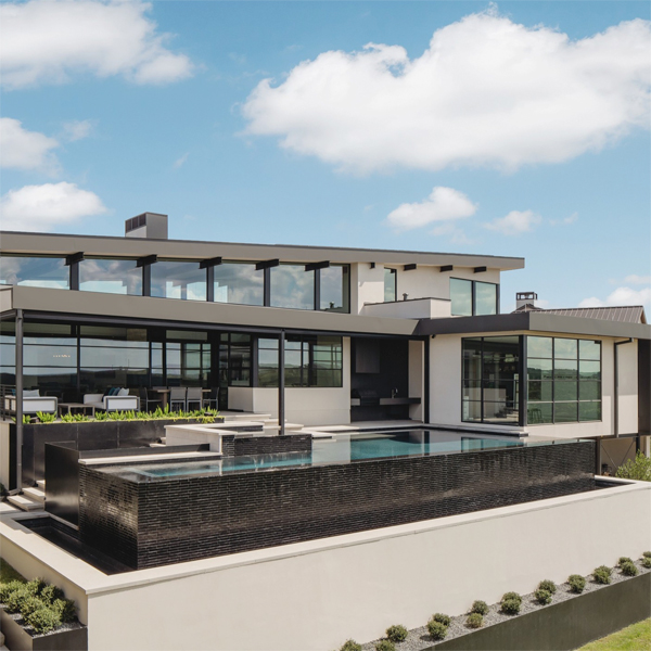 piscina infinity de Aqua Builders, en una casa de diseño moderno y minimalista