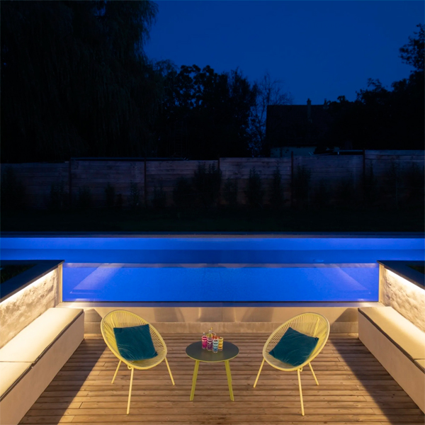 piscina con pared transparente, por la noche, de Aqua System