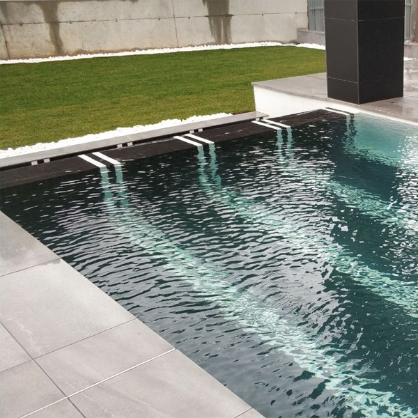 piscina desbordante negra y blanca
