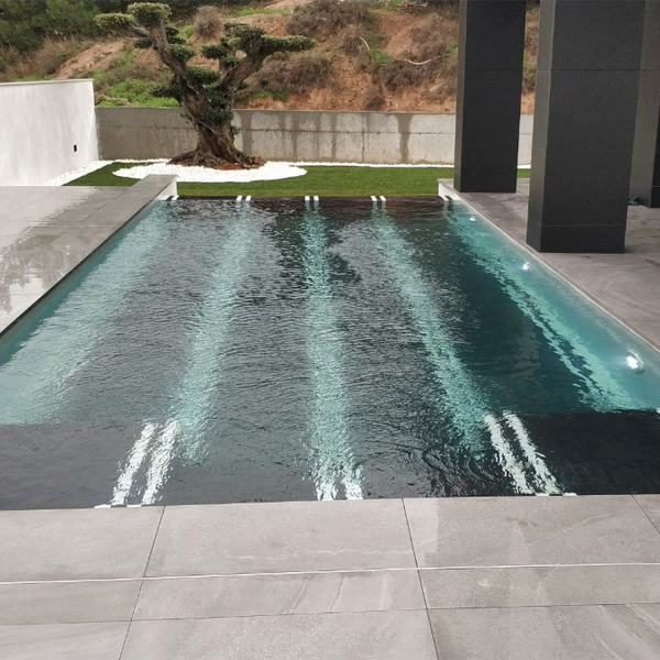 piscina desbordante negra y blanca