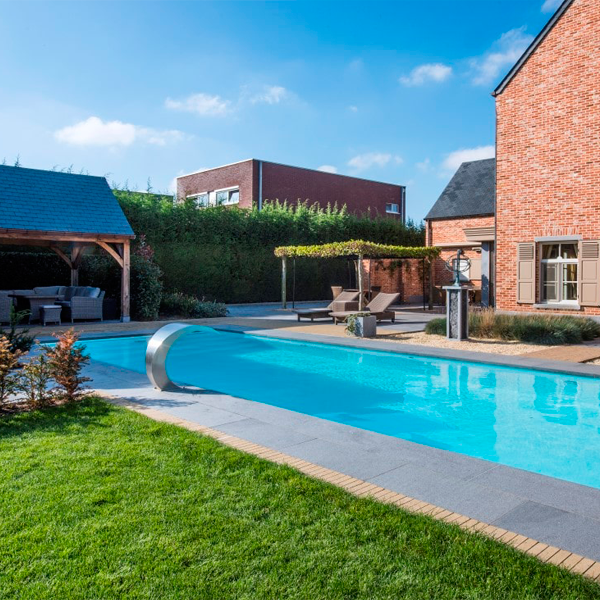 piscina privada con cascada acero inox