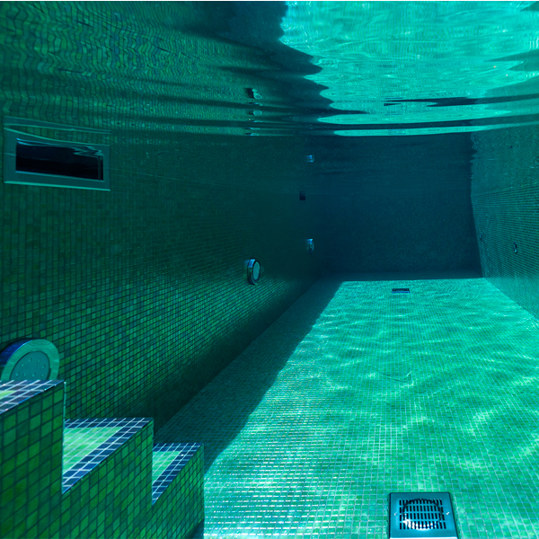 vista submarina de piscina privada con mosaico brillante, por Aquaria Pools
