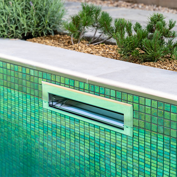 skimmer en acero inoxidable dentro de piscina privada con mosaico brillante, por Aquaria Pools
