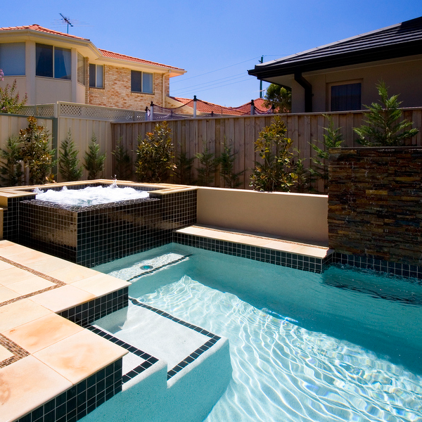 piscina blanca con spa negro
