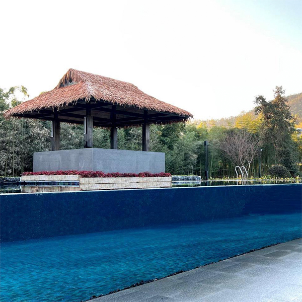 pared transparente en piscina infinity, por Aupool