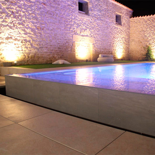 piscina espejo por la noche de Azur Composites Piscines Sonerem