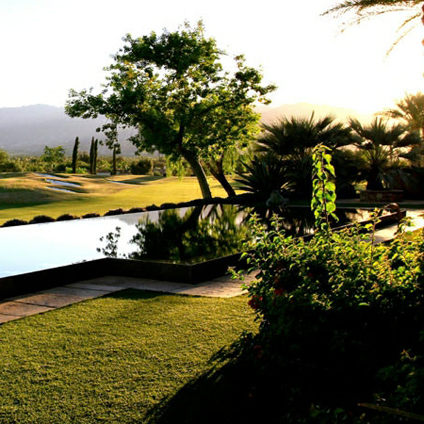 Piscina infinity y spa de líneas rectas y color oscuro