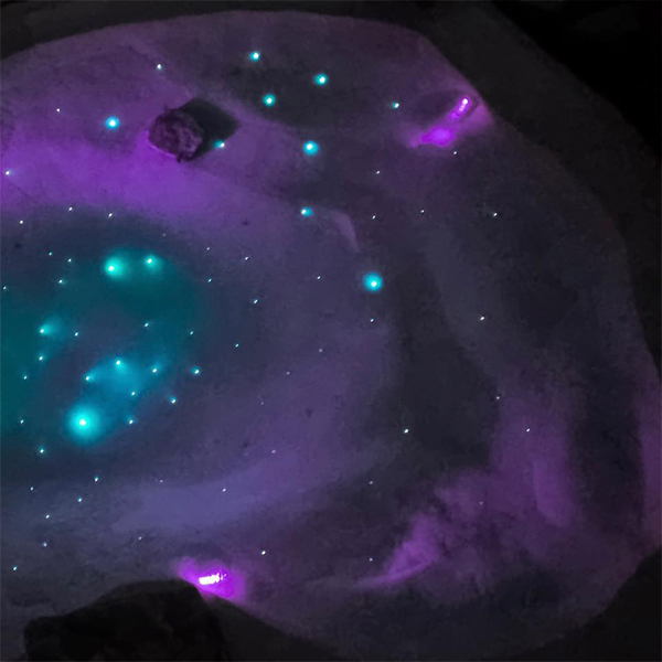 vista dron de cielo estrellado en el fondo de una mini piscina de arena, estilo playa, por Beach Pool, con iluminación por fibra óptica