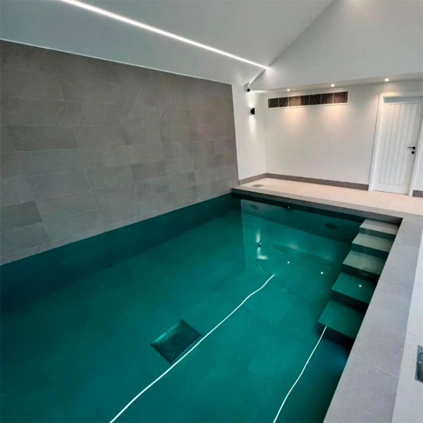 Piscina interior de diseño clásico, por Blue Cube Pools