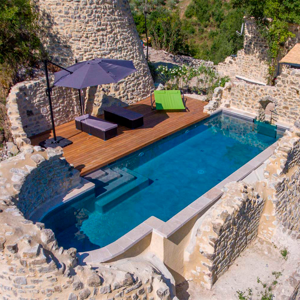 Piscina entre ruinas