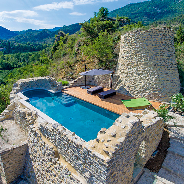 Piscina entre ruinas