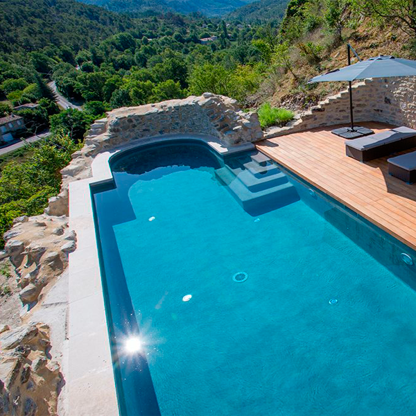 piscina entre ruinas