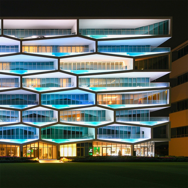piscinas en colmena por la noche de Bradford Products