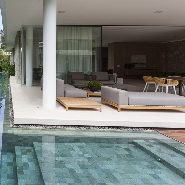 piscina pegada a vivienda privada