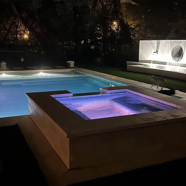 piscina privada de diseño clásico, con spa, por Chambers Pools, por la noche