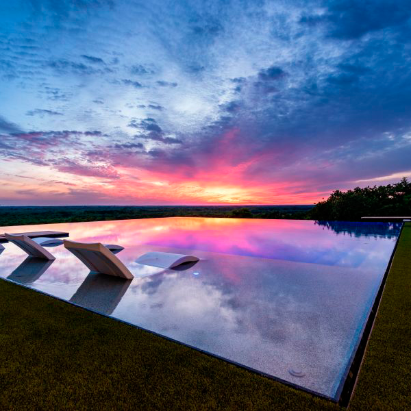 vista del horizonte al atardecer desde piscina infinity