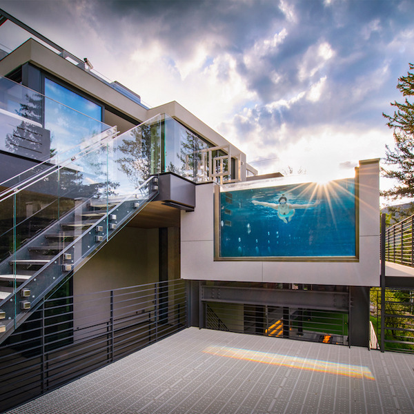 ventana en piscina volada, de acero inoxidable, por Colorado Pool and Spa, en una vivienda de diseño moderno e industrial
