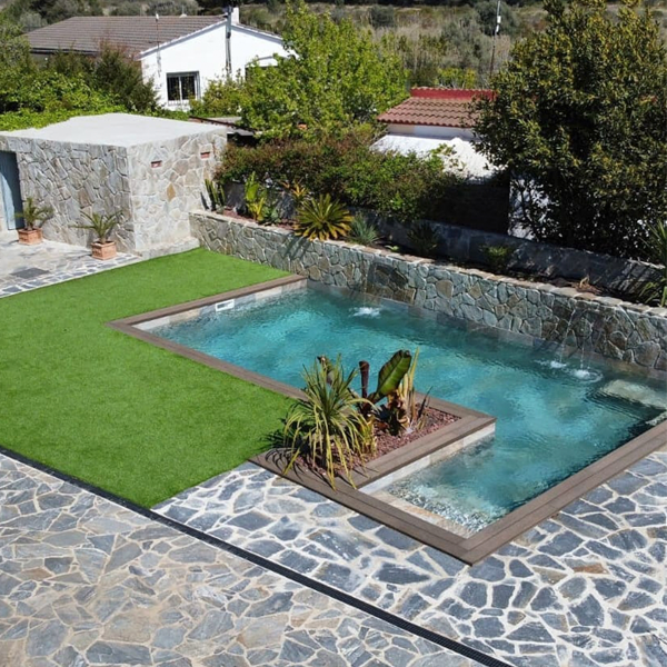 piscina privada con revestimiento en gres porcelánico, en el listado de las mejores piscinas del verano 2022, por Costa Piscinas