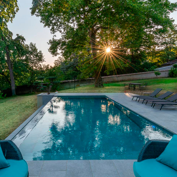 piscina infinity con fondo móvil al atardecer, por Côté Jardin