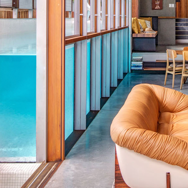 piscina transparente en medio de una vivienda
