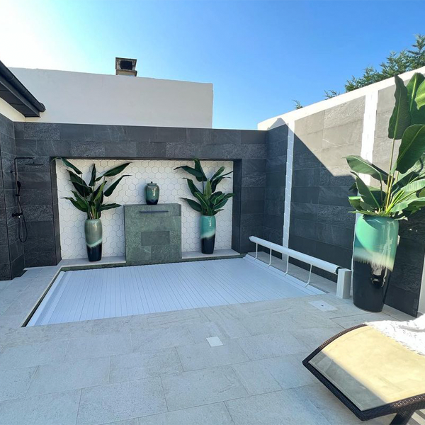 mini piscina con revestimiento en gres porcelánico, por CRBV Piscine