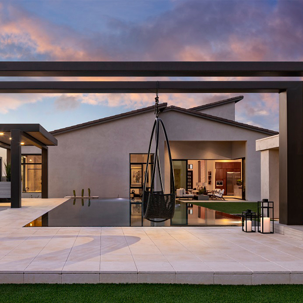 piscina infinita, eefecto espejo, en un moderno proyecto de paisajismo por Creative Environments