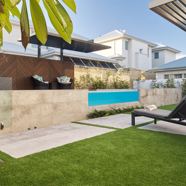 piscina para natación sobre elevada con ventana transparente por De Vries Designs