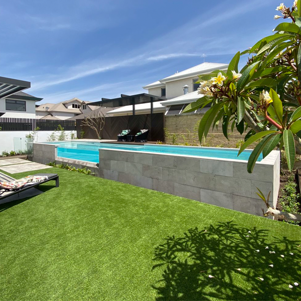 piscina para natación sobre elevada con ventana transparente por De Vries Designs