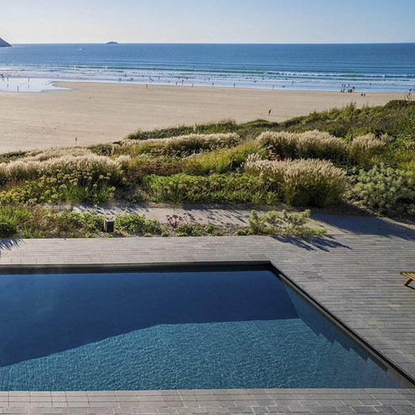 piscina de diseño clásico junto a la playa