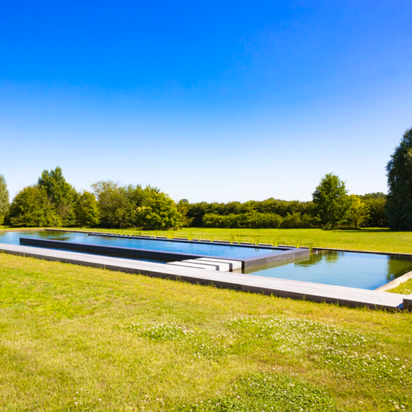 piscina natural tipo infinity por Demooistez Zwembaden