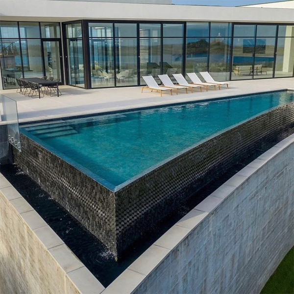 Espectacular piscina infinita a medida, en una lujosa casa de diseño moderno, por DRPILLA