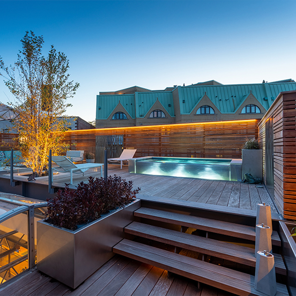 mini piscina de acero desbordante en una terraza por Elite Pool Design