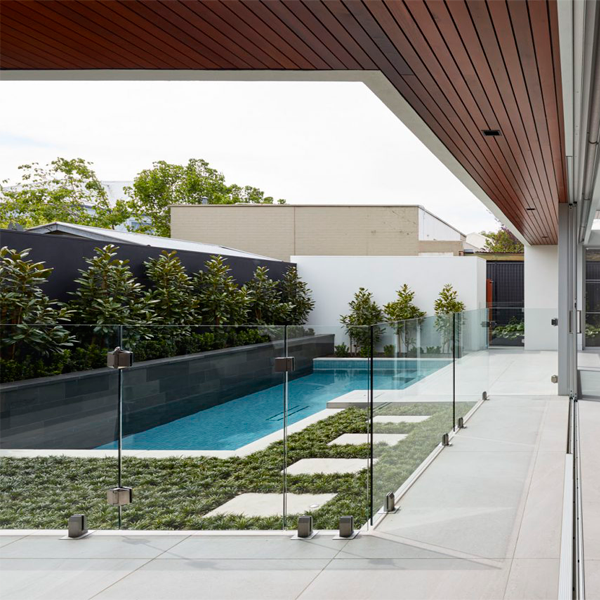 pequeña piscina para nadar junto a vivienda unifamiliar con parcela pequeña