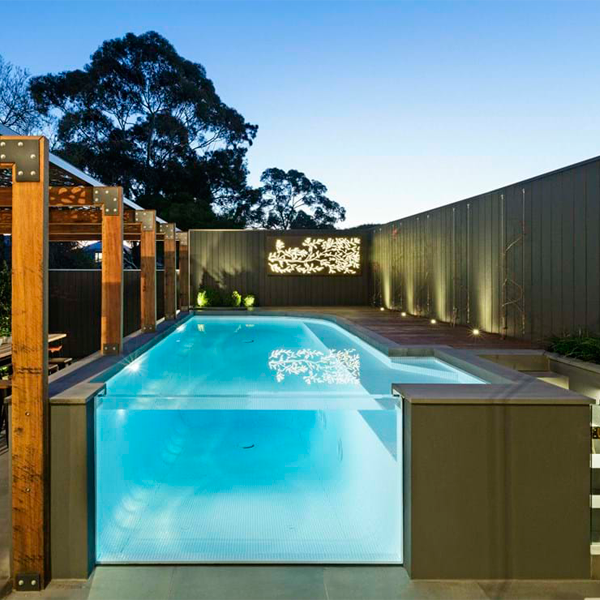 piscina elevada con ventana transparente de Enki Pools