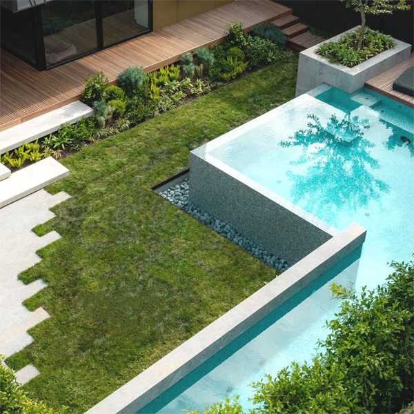 vista dron de mini piscina infinita de diseño a medida, de Feature Pools, en un moderno jardín con una genial combinación de materiales