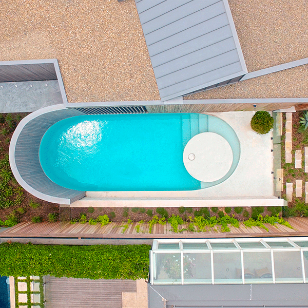 vista dron de piscina a medida, de formas redondeadas, por Focus Pools