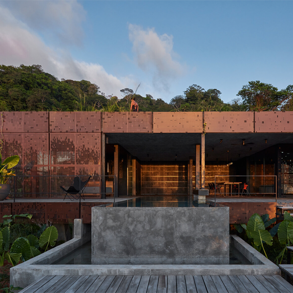 piscina infinity en una moderna villa por Formafatal