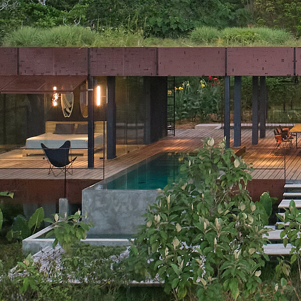 piscina infinity en una moderna villa por Formafatal