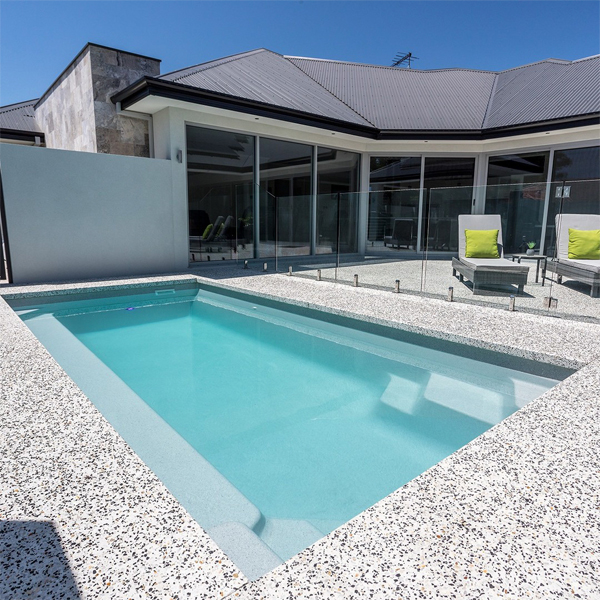 mini piscina prefabricada con revestimiento color alabastro en un patio privado de diseño moderno, por Freedom Pools Australia