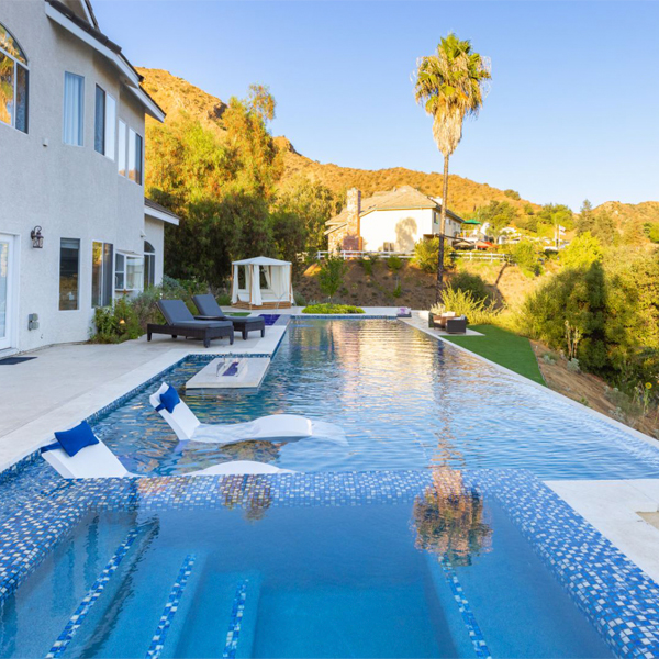 piscina infinity con spa integrado, en un proyecto en una colina de California, por Green Scene Landscaping