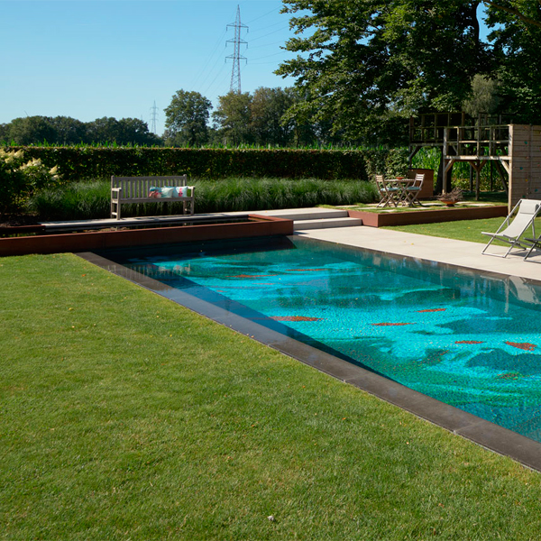 Piscina desbordante, estilo espejo, con un revestimiento único de dibujo abstracto, por H2eau Systems, en un jardín privado.