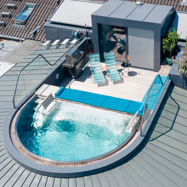 piscina desbordante ovalada en ático