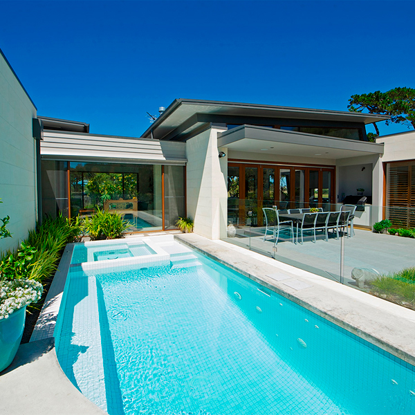 piscina blanca a medida con spa incorporado, por Icon Pools