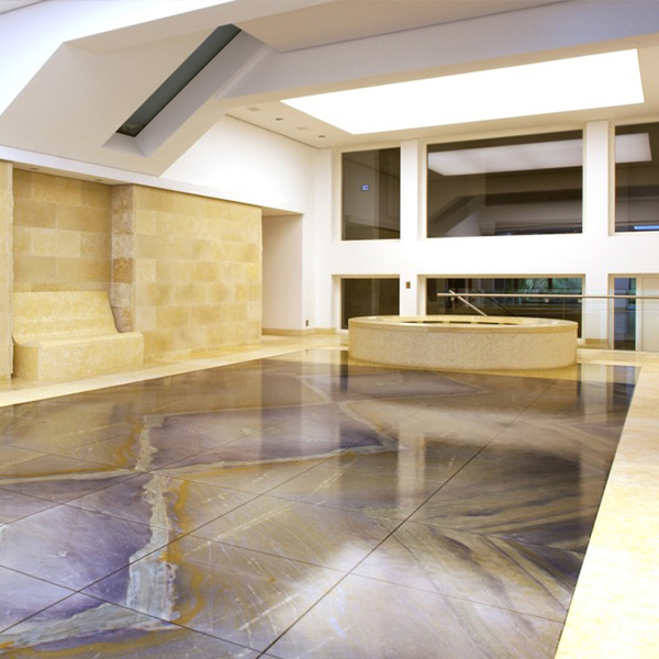 espectacular fondo móvil de Inducon en una piscina interior con spa