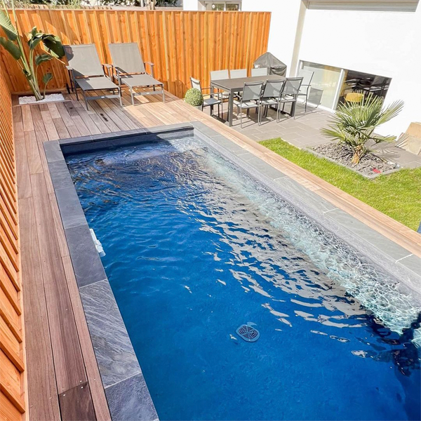 mini piscina estilo zen, revestida de lámina armada gris, y exterior en madera, por Infinity Pool Bordeaux