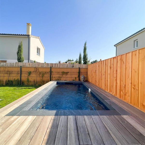 mini piscina estilo zen, revestida de lámina armada gris, y exterior en madera, por Infinity Pool Bordeaux