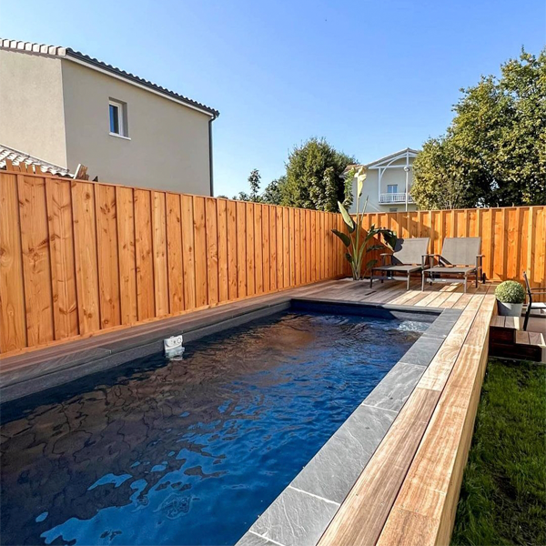 mini piscina estilo zen, revestida de lámina armada gris, y exterior en madera, por Infinity Pool Bordeaux