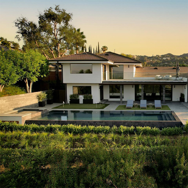 vista dron de piscina infinity con spa, al atardecer, en un proyecto de Intex Design and Construction
